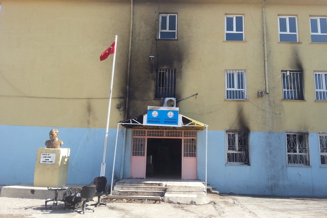 Ergani’de okul kundaklandı